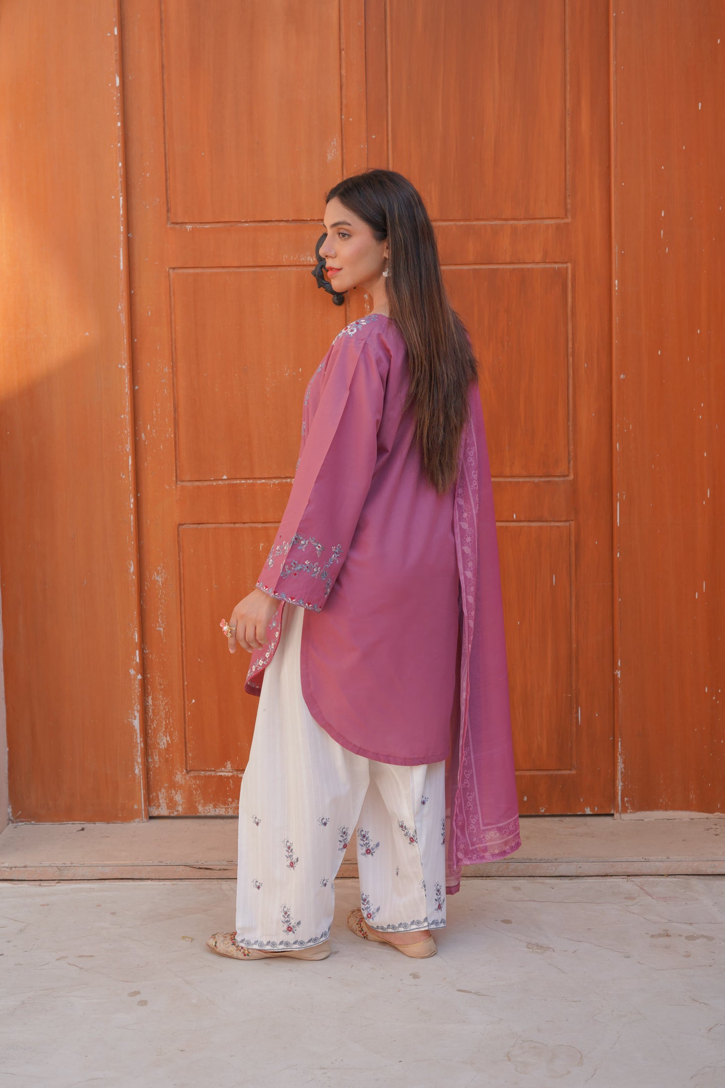 3 Piece Lawn Suit Gol Ghera with Thread Work