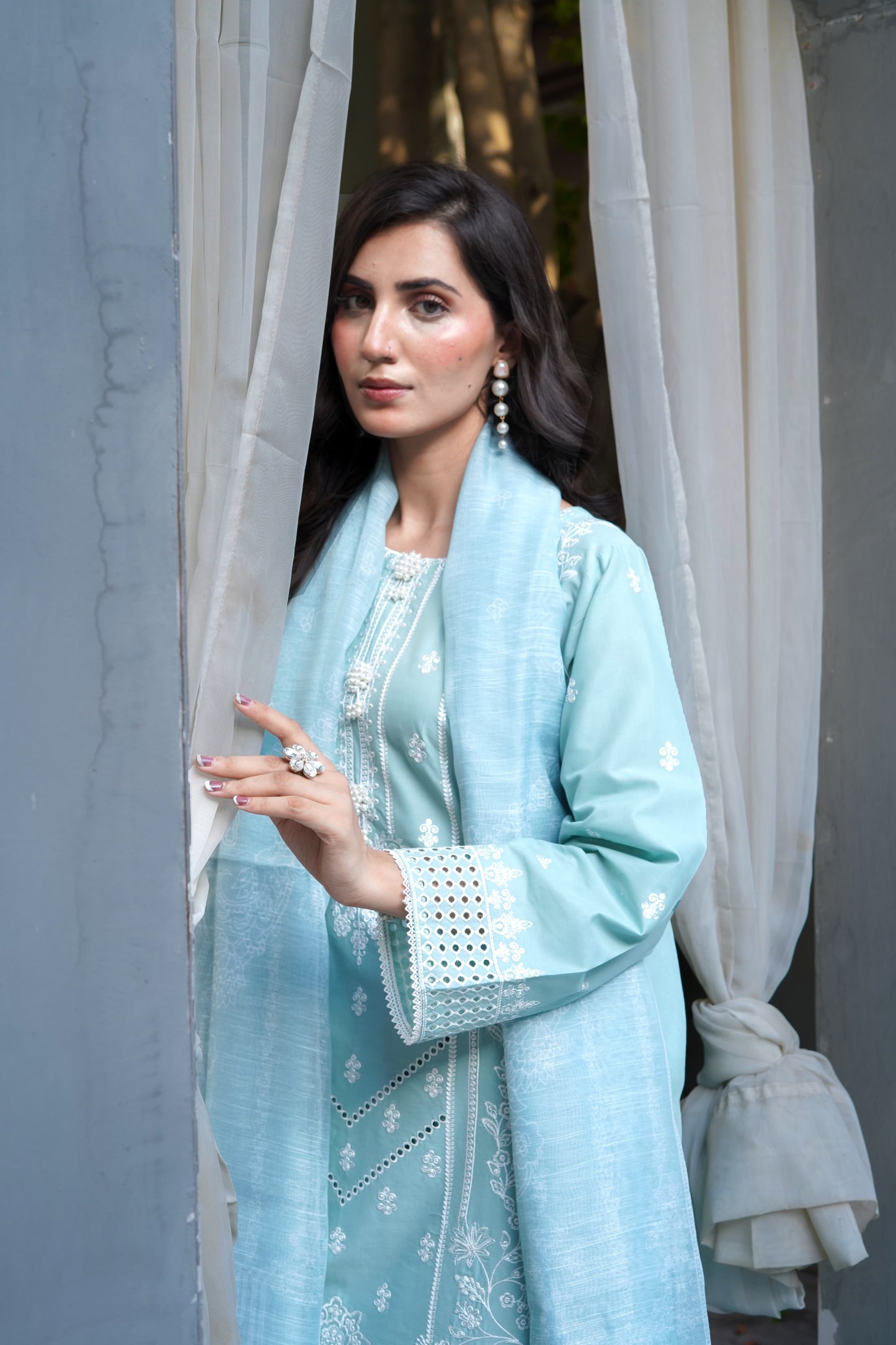 3 Piece Lawn Suit Embroidered with thread Work