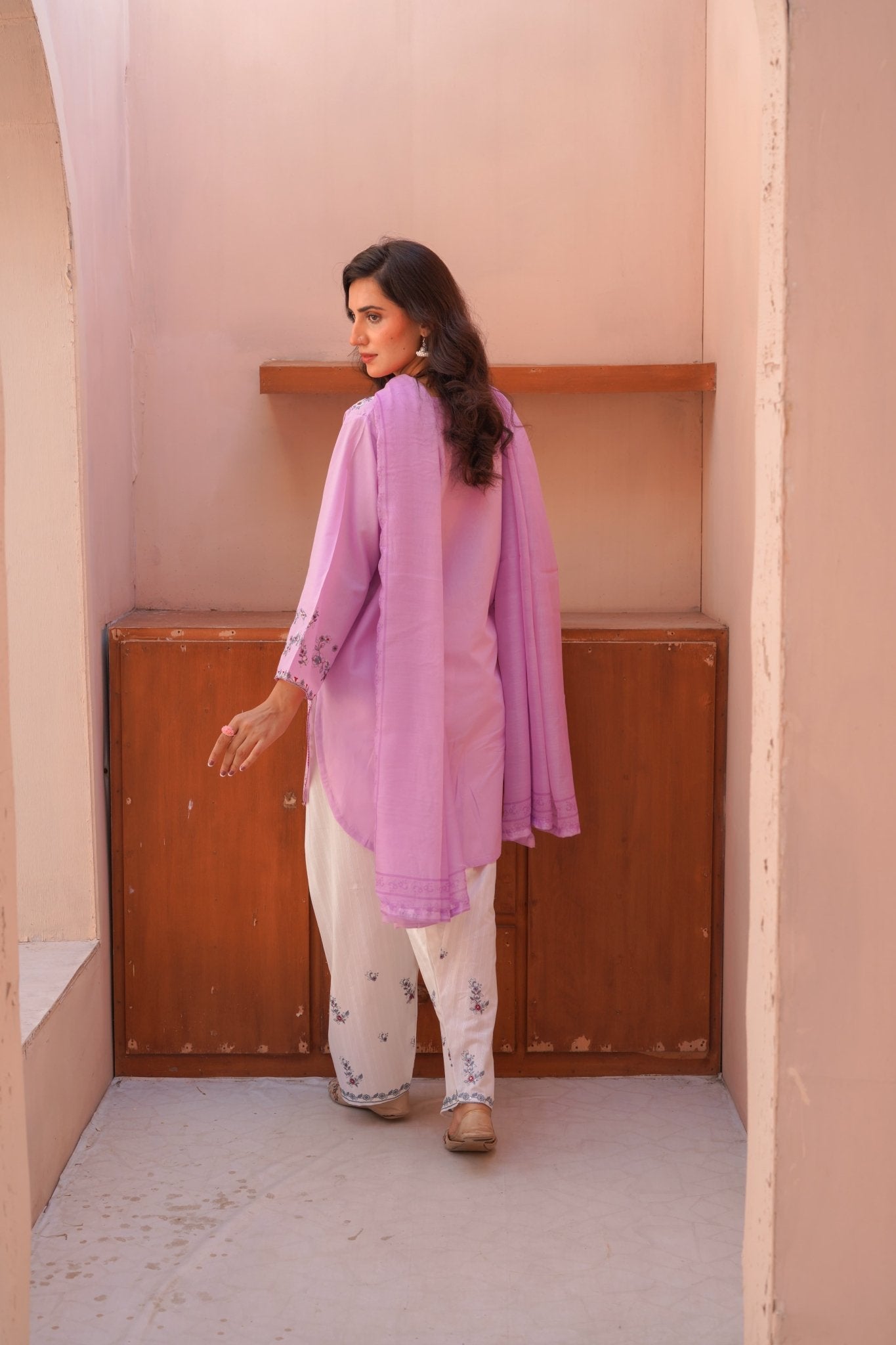 Lilac Pink Thread Work Embroidered 3-Piece Lawn Suit – Gol Ghera Hem - sitarastyle.com
