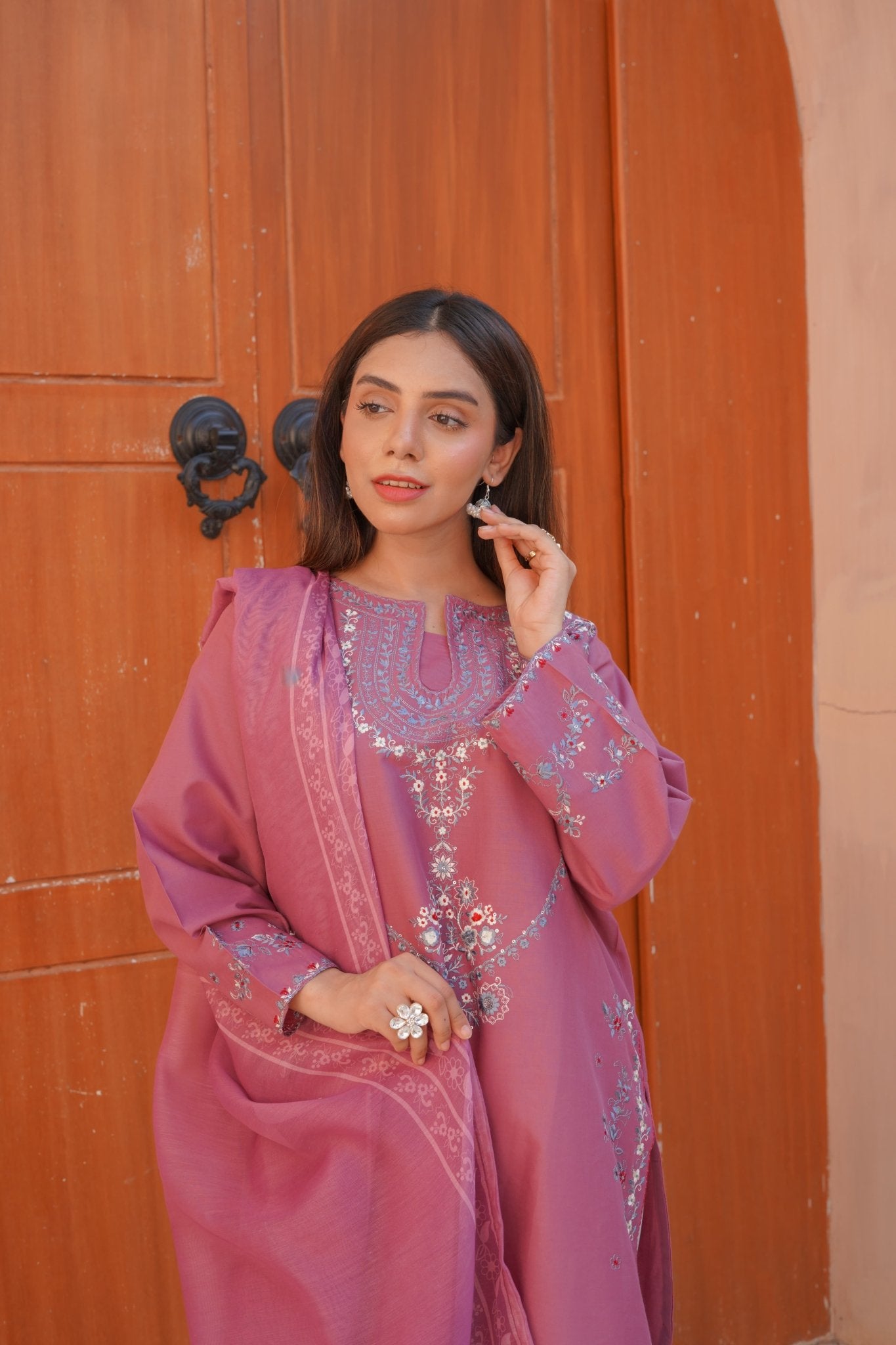 Tapestry Thread Work Embroidered 3-Piece Lawn Suit – Gol Ghera Hem - sitarastyle.com