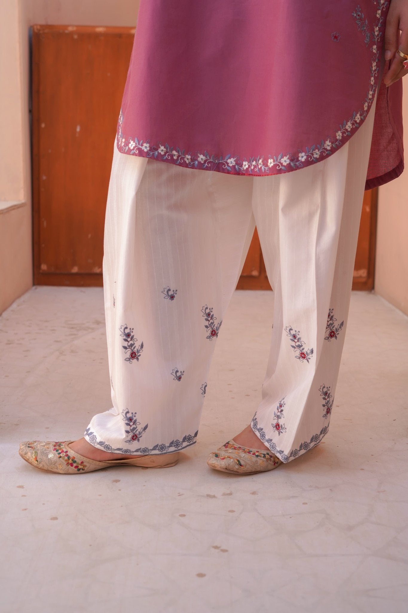 Tapestry Thread Work Embroidered 3-Piece Lawn Suit – Gol Ghera Hem - sitarastyle.com