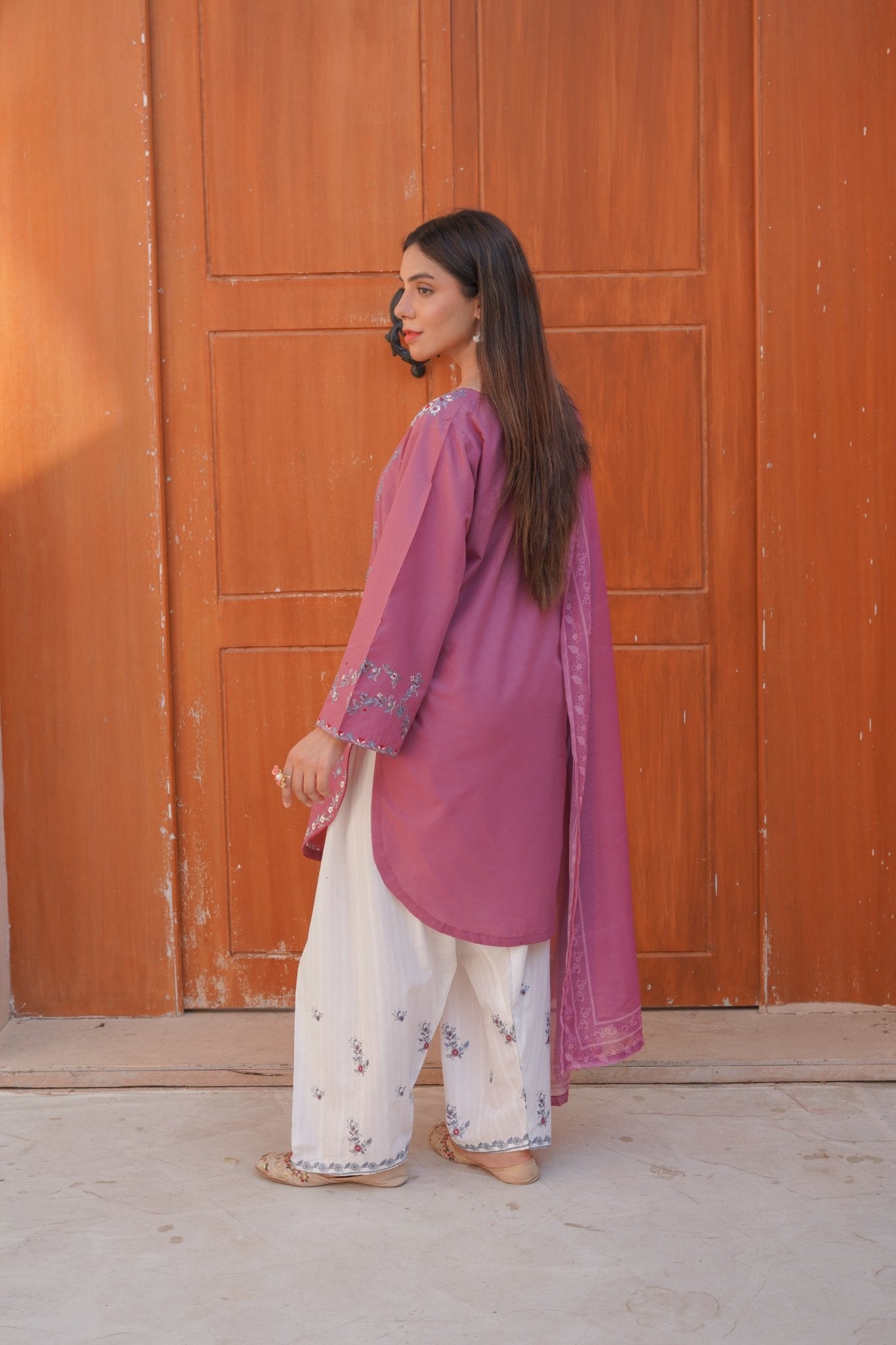 Tapestry Thread Work Embroidered 3-Piece Lawn Suit – Gol Ghera Hem - sitarastyle.com